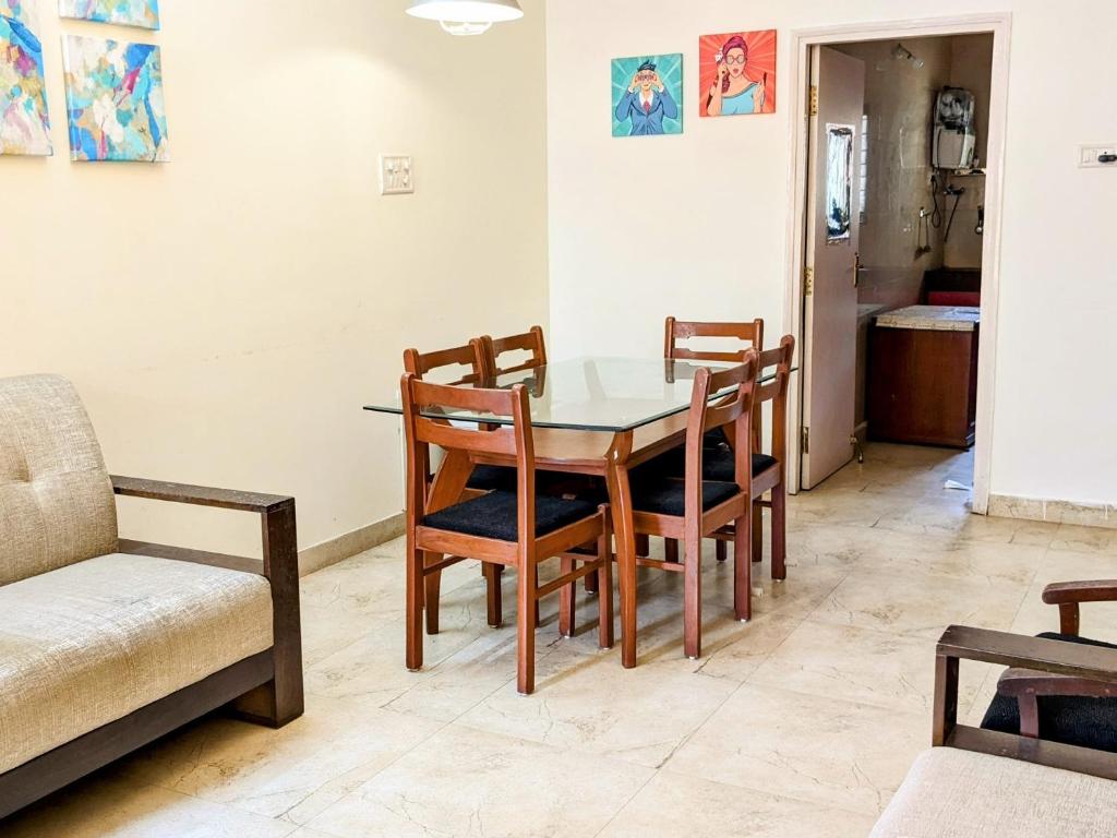 uma sala de jantar com mesa e cadeiras em 302 Casa Stay 2 bedoom apartment with Pool Holiday Home em Baga