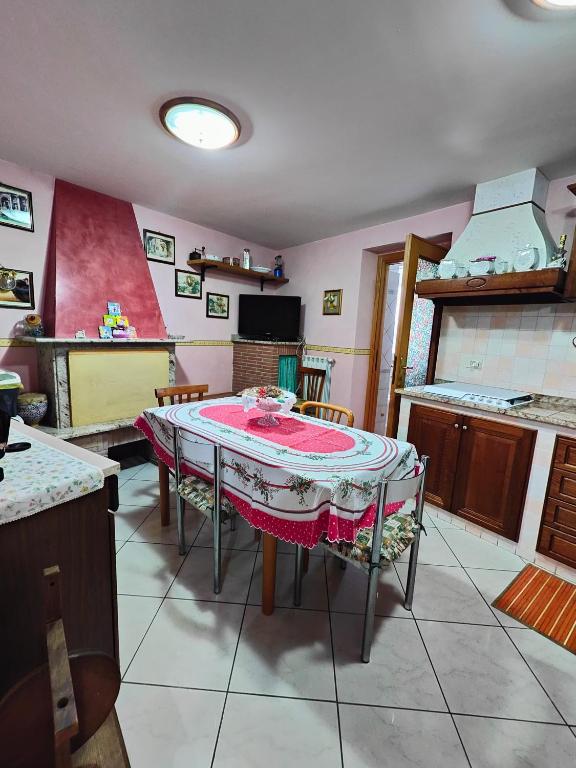A kitchen or kitchenette at Appartamento in Borgo storico (San Vito Romano)