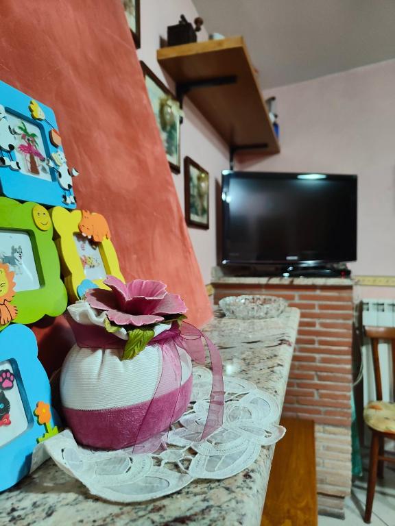 A television and/or entertainment centre at Appartamento in Borgo storico (San Vito Romano)