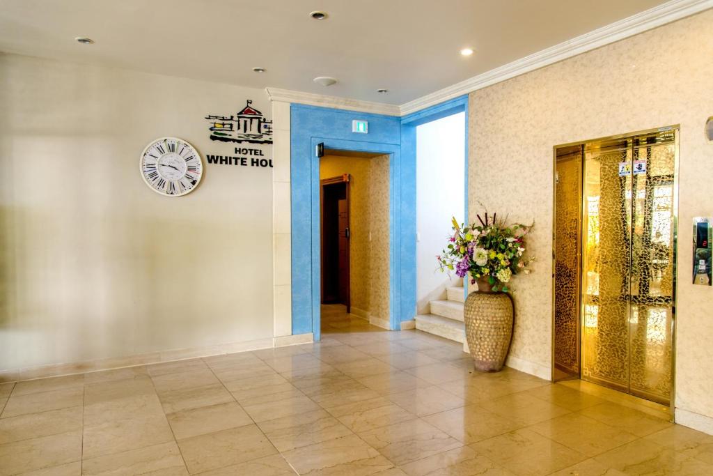 Vstupní hala nebo recepce v ubytování Hotel White House