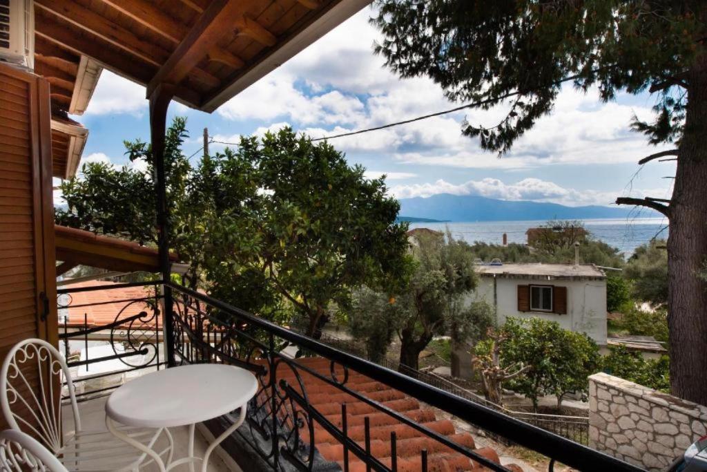 balcón con mesa y vistas al océano en Rosa's House Lefkada AV Properties en Nikiana