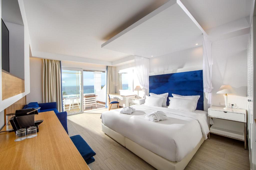 Posteľ alebo postele v izbe v ubytovaní Minos Imperial Luxury Beach Resort & Spa Milatos