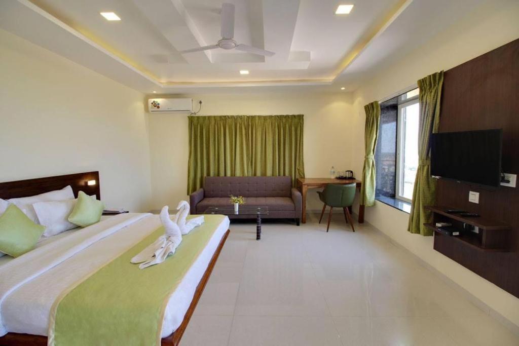 Una habitación de hotel con una cama con un conejito. en Ivy Park Resort, en Panchgani