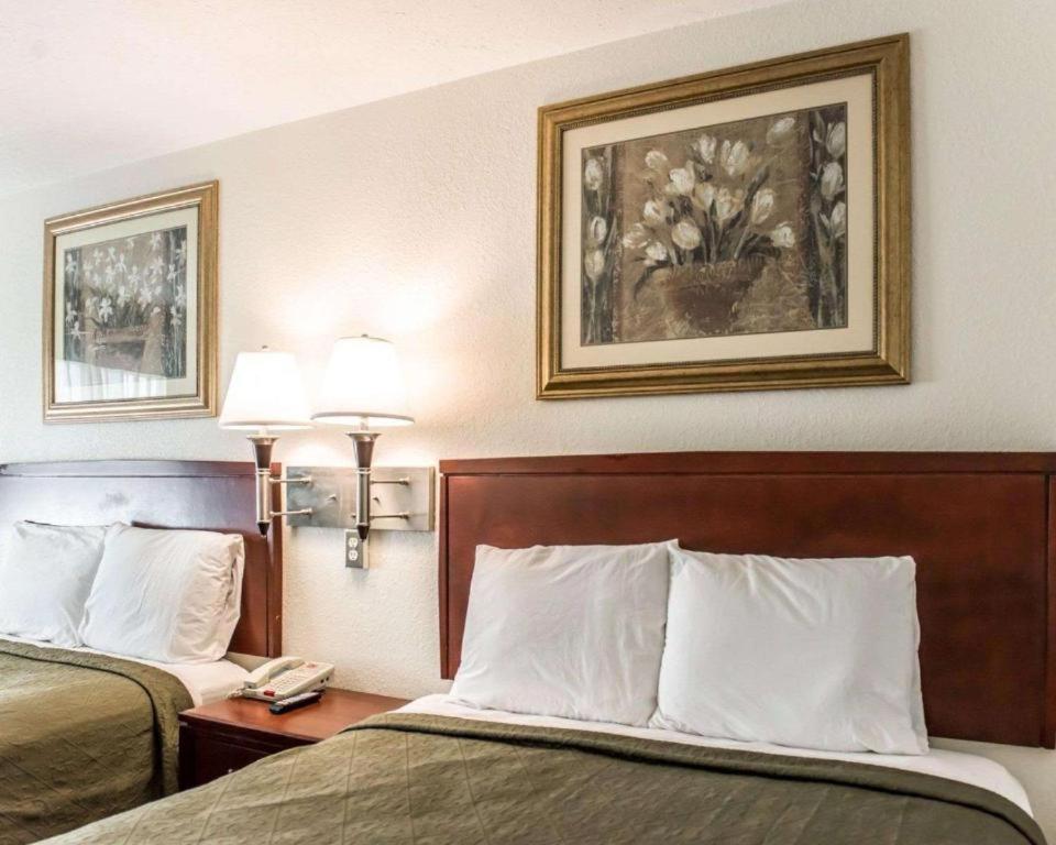 Econo Lodge - Salle Royale Avec Balcon - Fumer