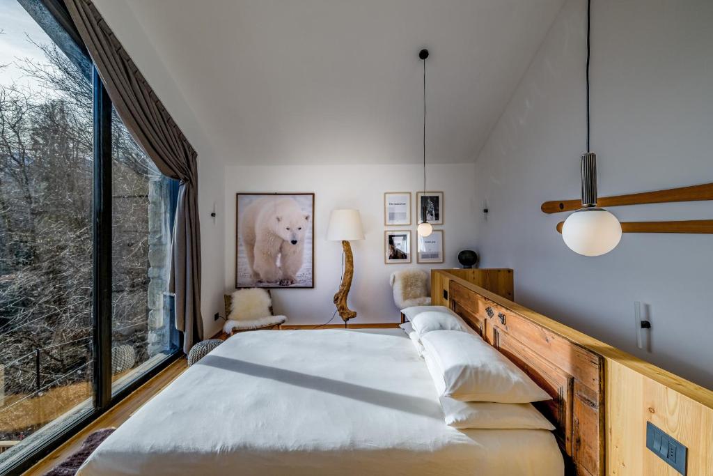 een groot bed in een kamer met een groot raam bij Hunum in Voga