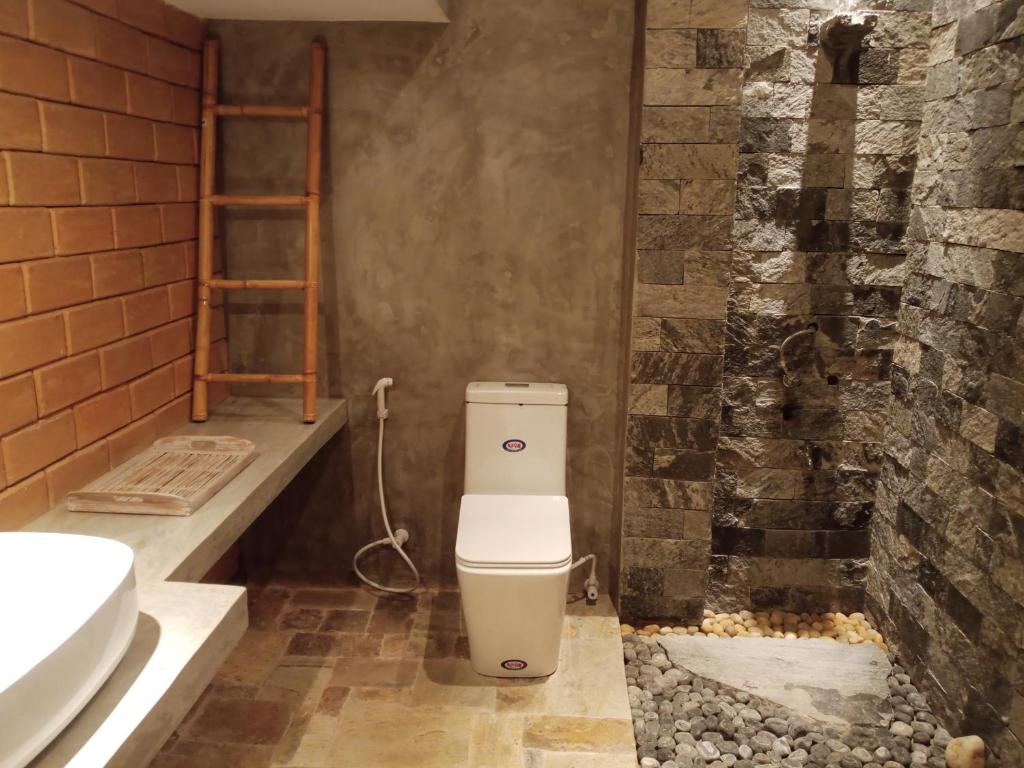 Habaraduwa Central的住宿－The Brick Wonder，一间带卫生间和水槽的浴室