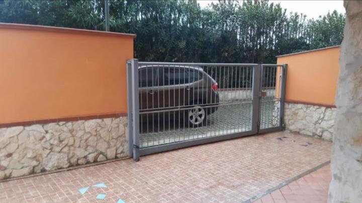 una puerta con un coche aparcado dentro de ella en Appartamento con giardino Mondragone, en Mondragone