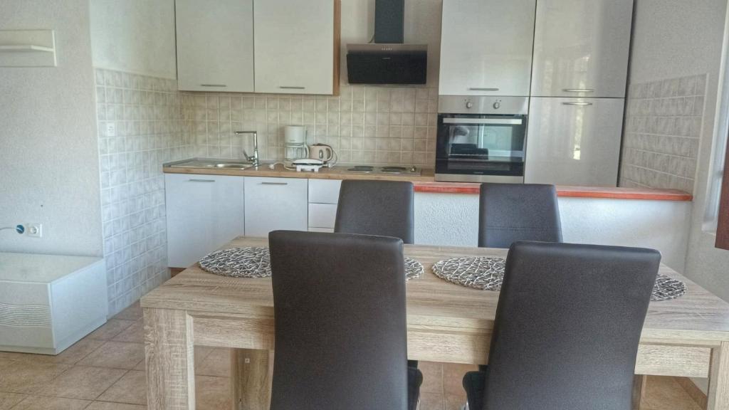 Kuchyňa alebo kuchynka v ubytovaní Apartments Franić