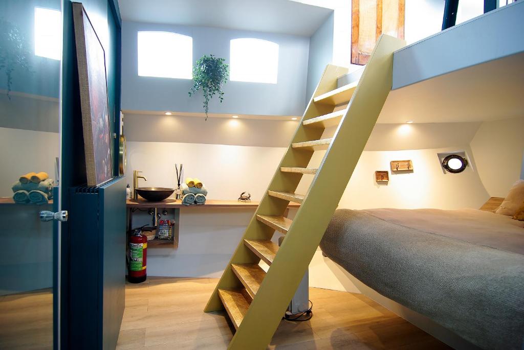 Postel nebo postele na pokoji v ubytování Najade Eco Houseboat