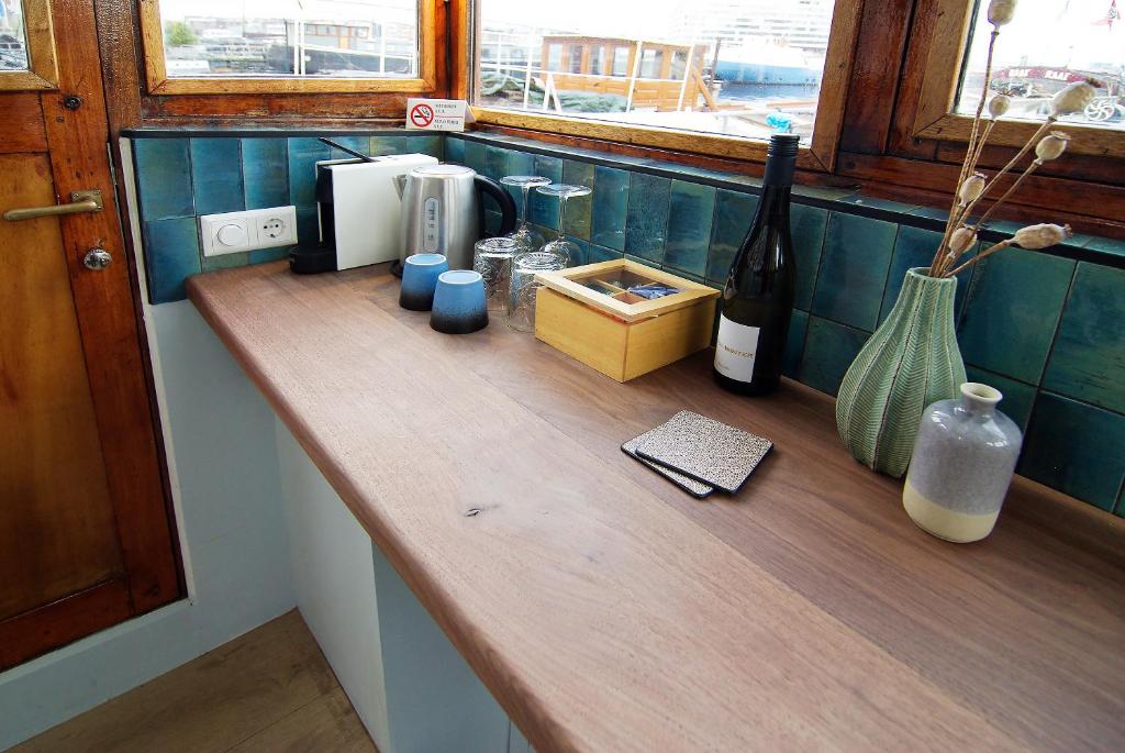 Příslušenství pro přípravu čaje a kávy v ubytování Najade Eco Houseboat