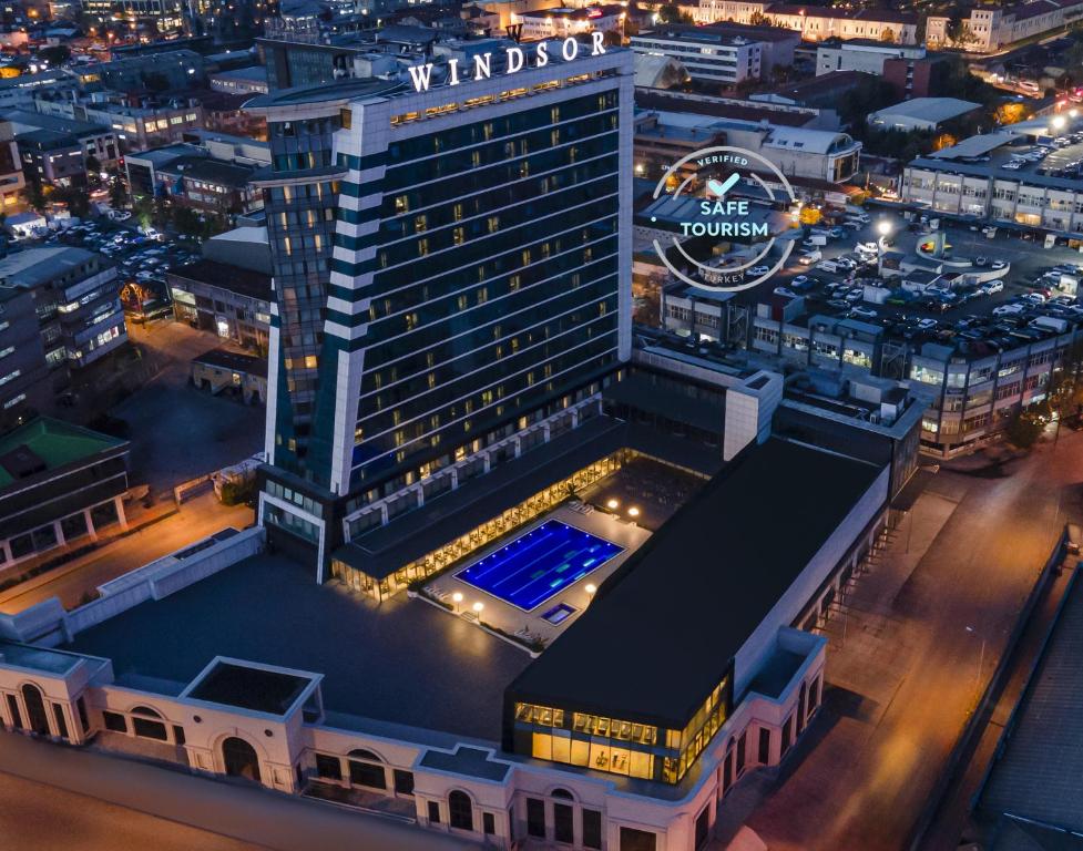 イスタンブールにあるWindsor Hotel & Convention Center Istanbulの夜のウィンザーホテルの空中ビュー