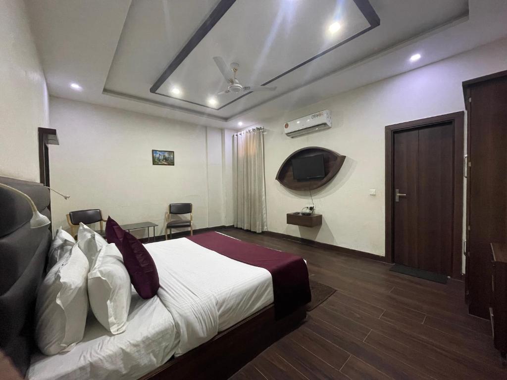 Postel nebo postele na pokoji v ubytování Hotel Opal Courtyard