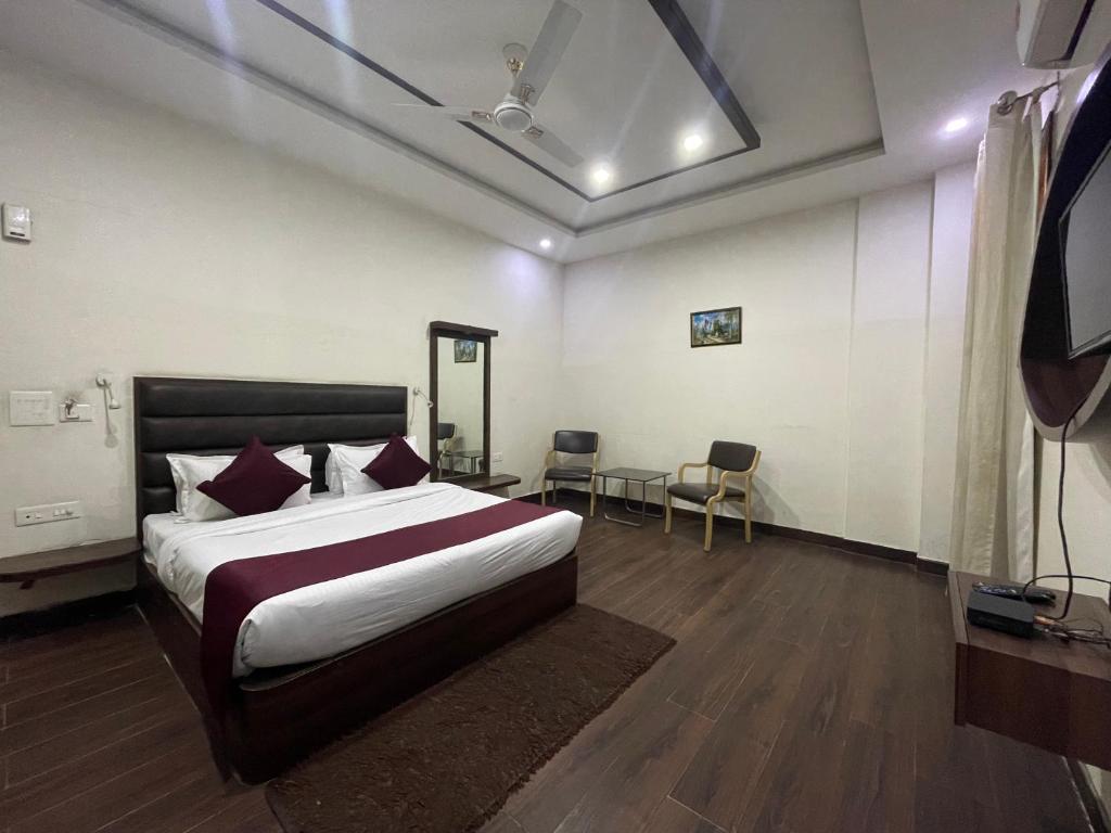 Postel nebo postele na pokoji v ubytování Hotel Opal Courtyard