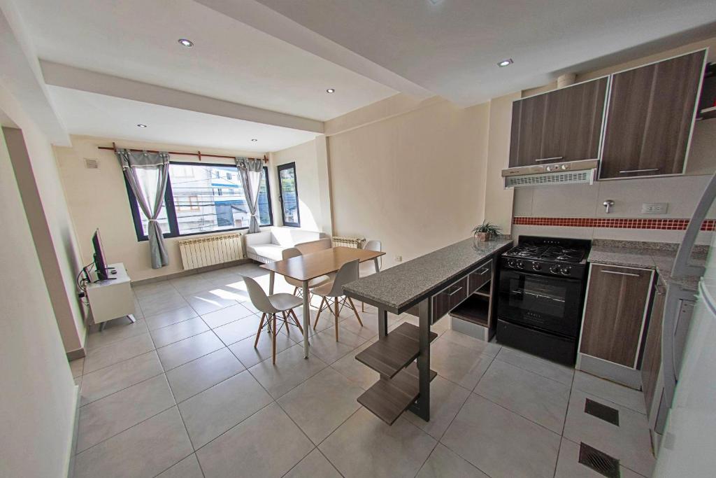 une cuisine avec un comptoir, une table et des chaises dans l'établissement Patagonia Home - New and spacious, à Ushuaia