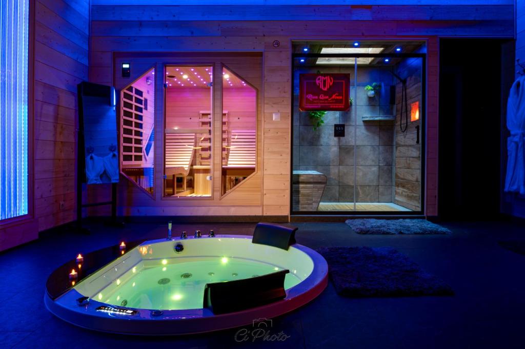 eine Whirlpool-Badewanne in der Mitte eines Zimmers in der Unterkunft Rien Que Nous 
