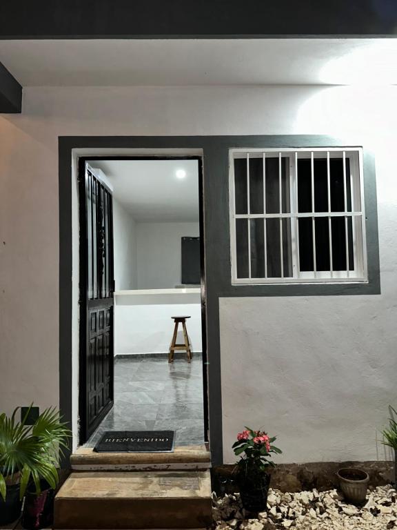 una puerta abierta de una casa con patio en Departamento 48 Street, en Valladolid