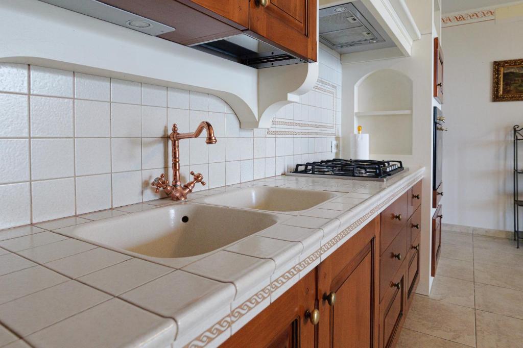 A kitchen or kitchenette at CASA NAVLA' AppartamentI "Ulivi"- "Fiori" -"Velieri"-"Luna"-"Nido"-"Taverna"