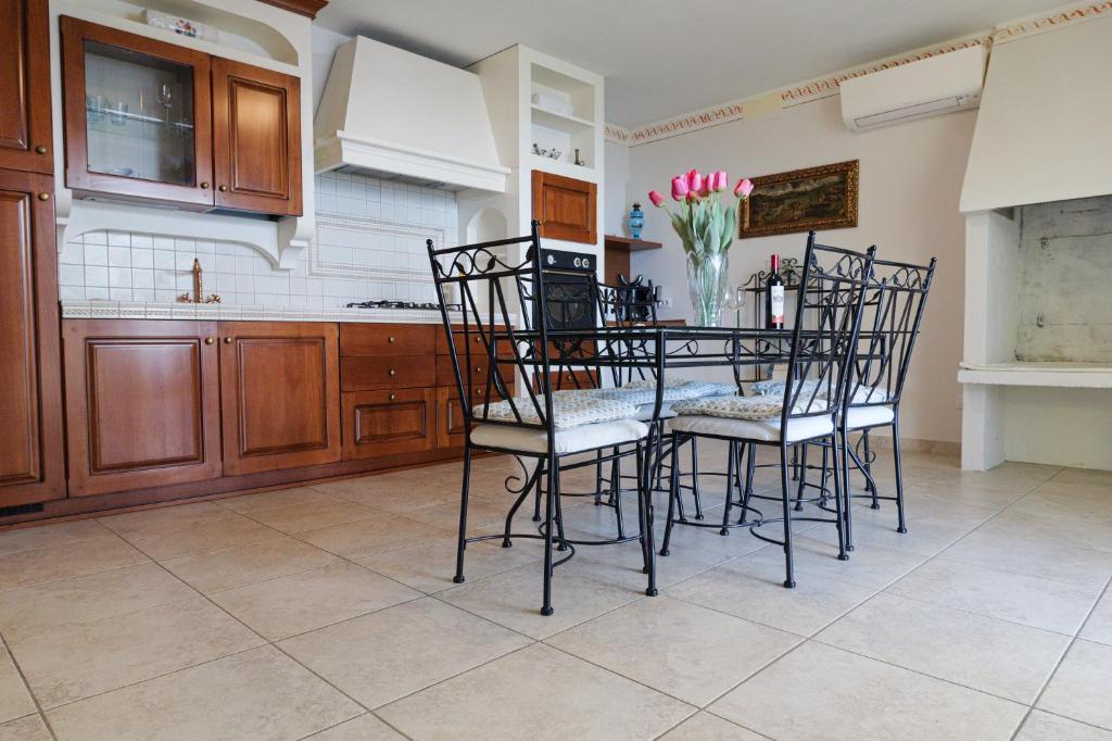 A kitchen or kitchenette at CASA NAVLA' AppartamentI "Ulivi"- "Fiori" -"Velieri"-"Luna"-"Nido"-"Taverna"