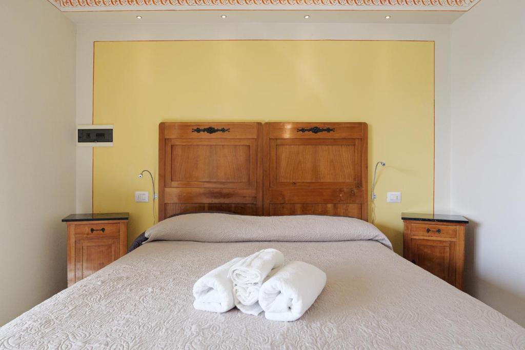 A bed or beds in a room at CASA NAVLA' AppartamentI "Ulivi"- "Fiori" -"Velieri"-"Luna"-"Nido"-"Taverna"