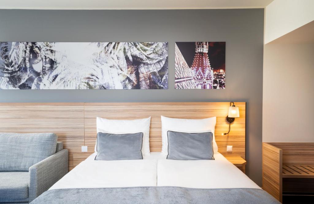 Postel nebo postele na pokoji v ubytování Leonardo Hotel Vienna Hauptbahnhof