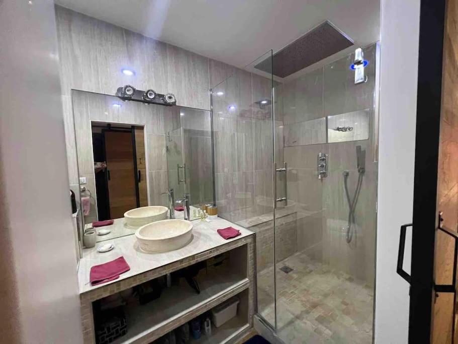 une salle de bain avec une douche en verre et un lavabo dans l'établissement Artist Trip, à Paris