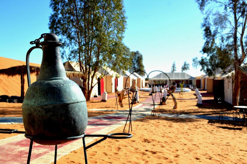 um grande vaso verde sentado em cima de um parque infantil em Luxury Desert Romantic Camp em Merzouga