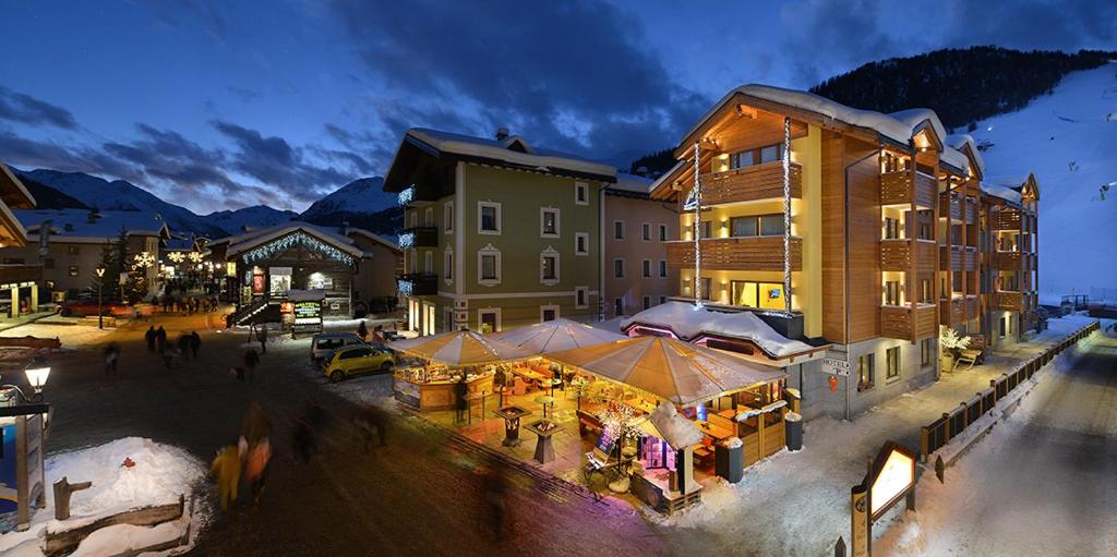 un grupo de edificios con un mercado en una ciudad en MOTA hotel, en Livigno