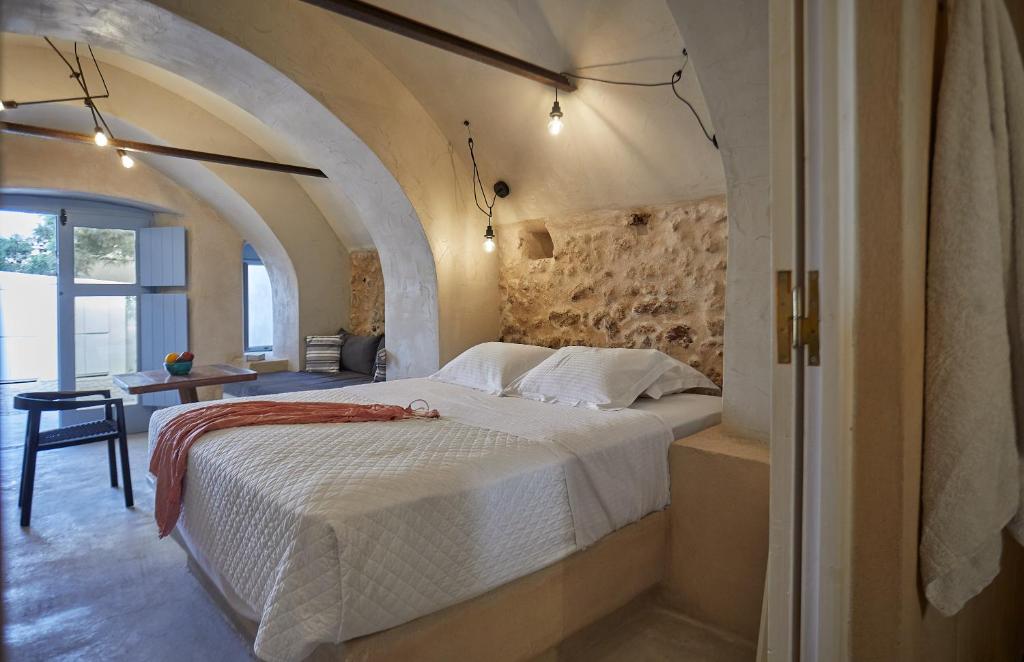 Postel nebo postele na pokoji v ubytování Oia's Cellars
