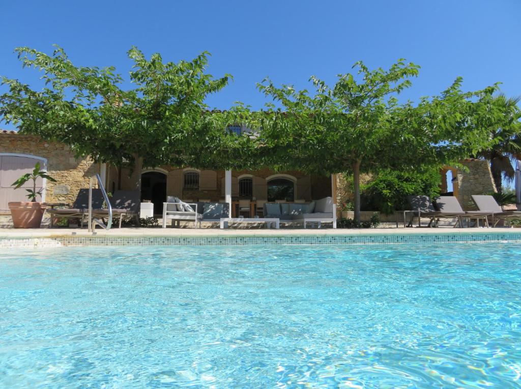 ein Pool vor einem Haus in der Unterkunft Domaine de Claude in La Cadière-dʼAzur