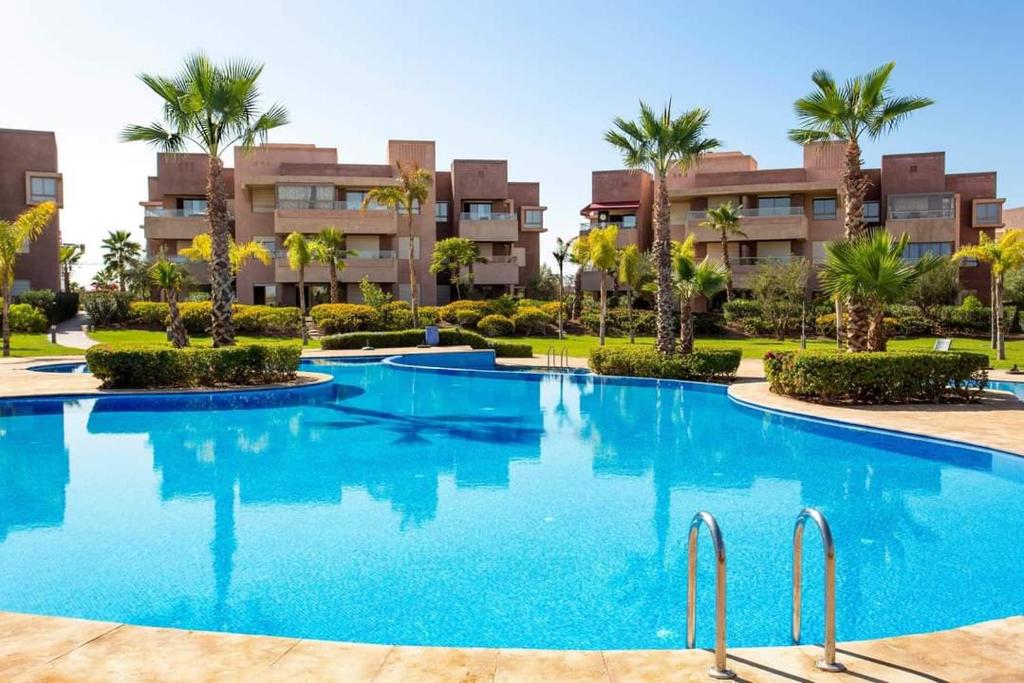 een zwembad voor een resort bij Cosy Apartment 2 Bedrooms Golf City in Marrakesh