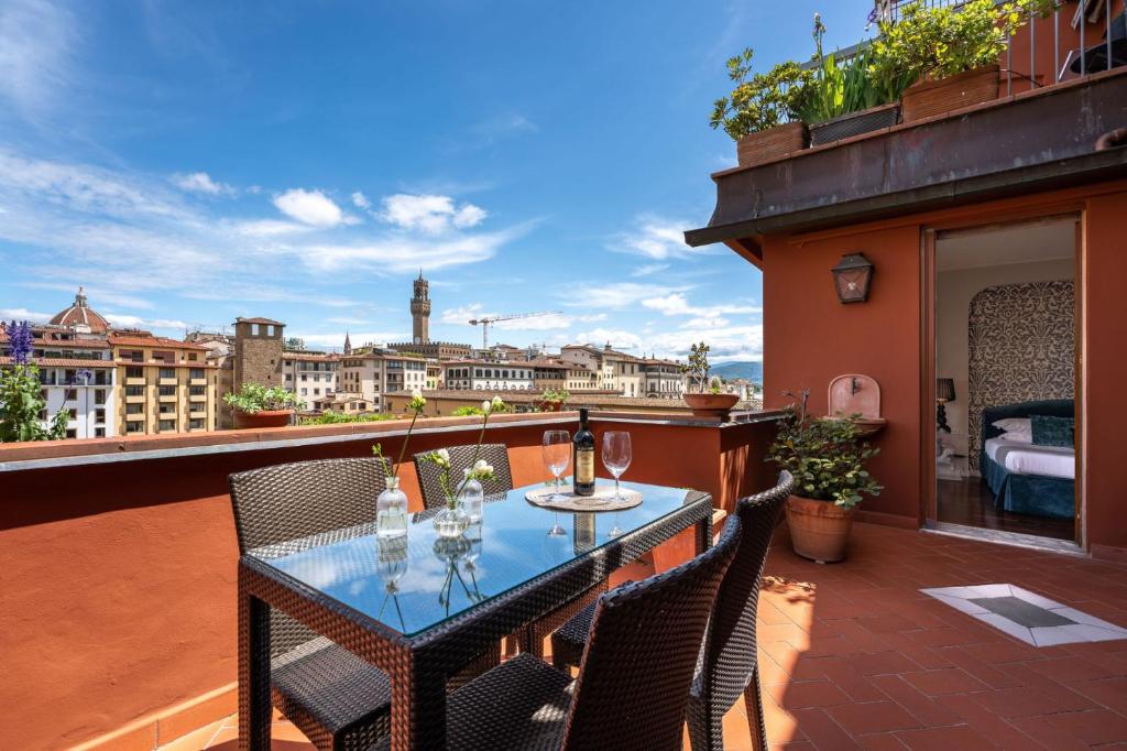 d'une terrasse avec une table et des chaises sur un balcon. dans l'établissement Luxury River with Terrace, à Florence