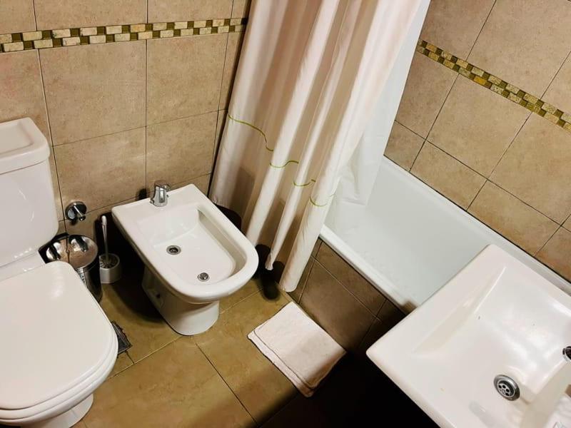 een badkamer met een toilet, een wastafel en een douche bij alojamiento en Bariloche CIPRES in Bariloche