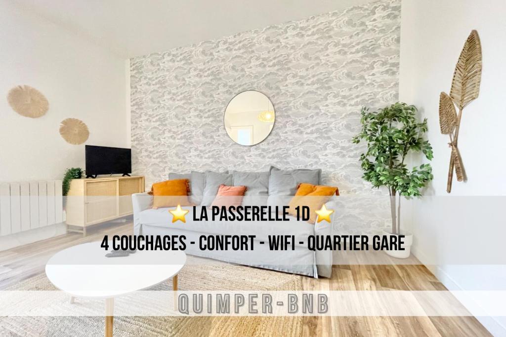 un salon avec un canapé et une table dans l'établissement LA PASSERELLE 1D - Quartier Gare - Wifi, à Quimper