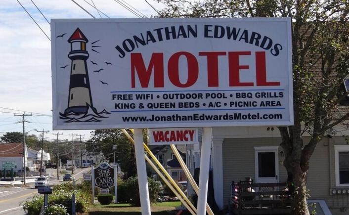 znak dla motelu przed domem w obiekcie Jonathan Edwards Motel w mieście Dennis Port