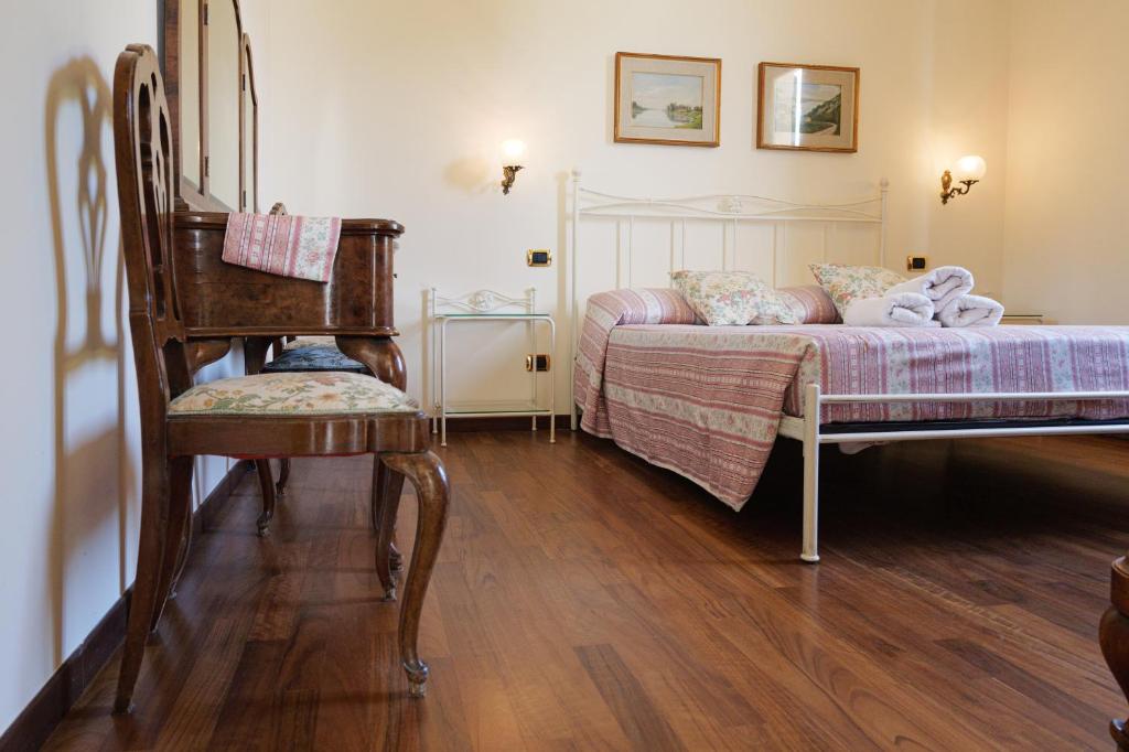A bed or beds in a room at CASA NAVLA' AppartamentI "Ulivi"- "Fiori" -"Velieri"-"Luna"-"Nido"-"Taverna"