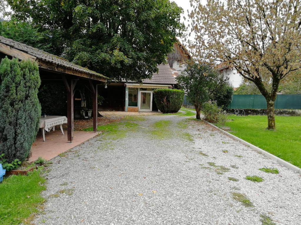 une allée menant à une maison avec un banc dans l'établissement Maison de ville au calme, à Bonneville