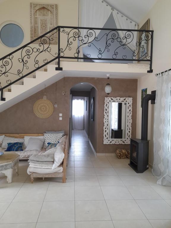 ein Wohnzimmer mit einer Treppe und einer Couch in der Unterkunft Chez Marie in La Plaine des Palmistes