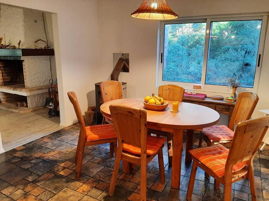 a kitchen with a table and chairs with a bowl of fruit on it at Große Wohnung mitten im Park in Punta del Este