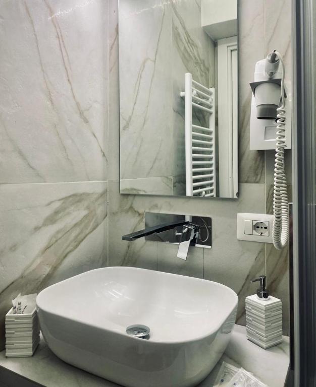 Koupelna v ubytování Falìkrjda Suite & Rooms