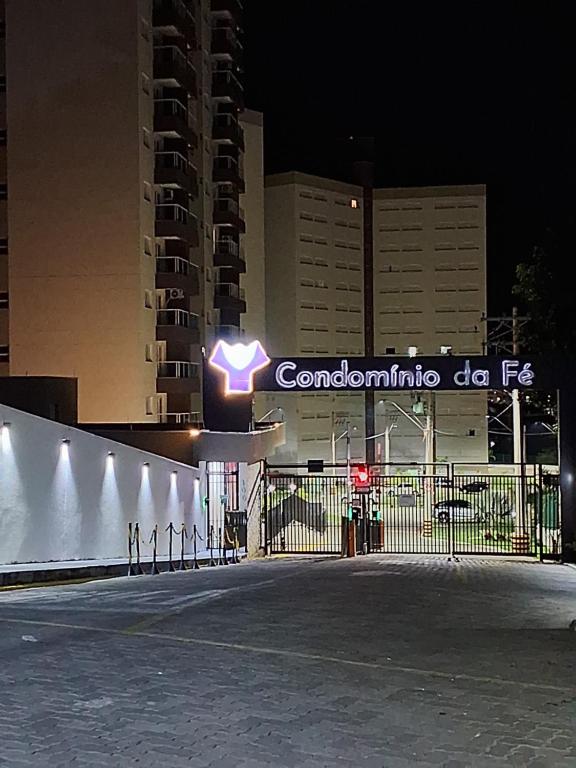 una señal para un centro de convenciones por la noche en Estúdio Mobiliado Condomínio da Fé Canção Nova apto 02, en Cachoeira Paulista