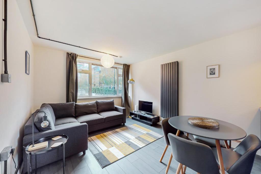 Khu vực ghế ngồi tại Stunning 1 BD apartment for 3 people in Hackney with Japanese-style bath