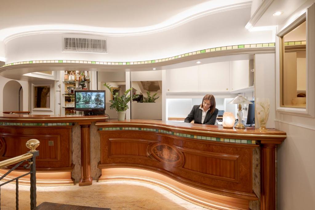 Vstupní hala nebo recepce v ubytování Hotel Ungheria Varese 1946