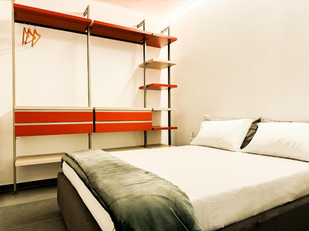 Hotel Vienna في بيزارو: غرفة نوم فيها سرير ورفوف