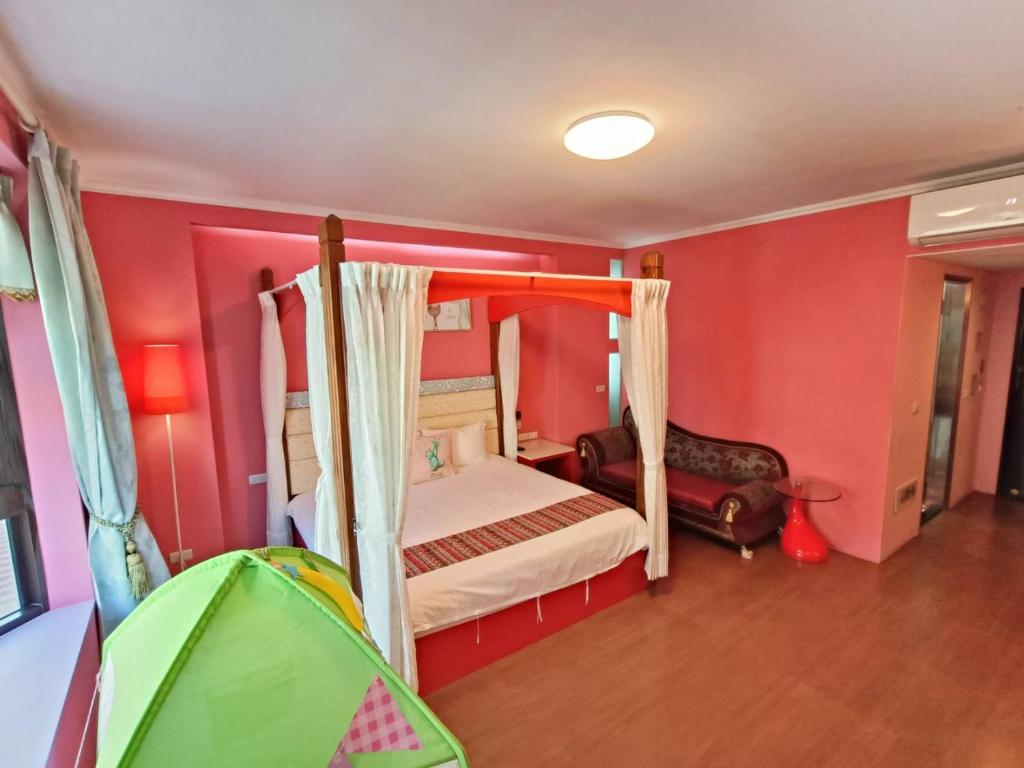 a bedroom with a bunk bed and red walls at 恆春古城親子民宿 in Hengchun South Gate
