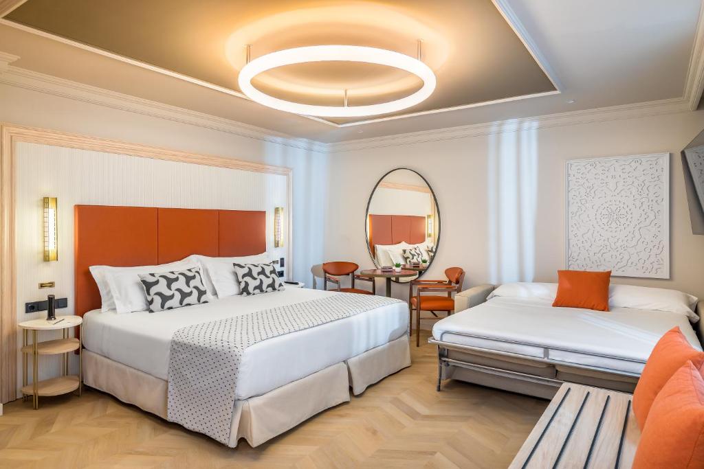 
Family Room (3 Adults)
