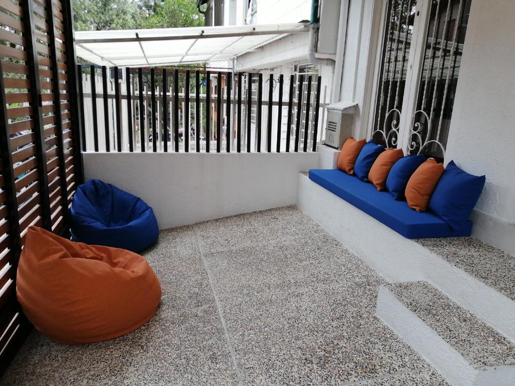 een balkon met blauwe en oranje kussens bij CASA HOTEL BOTERO in Medellín