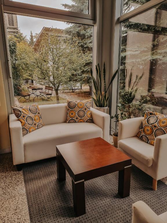 Una sala de estar con dos sofás y una mesa de café. en Hotel Azyl, en Kąty Wrocławskie