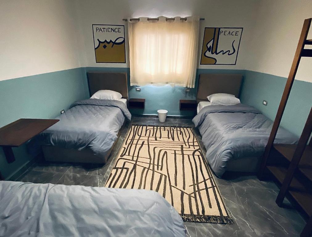 Postel nebo postele na pokoji v ubytování Maadi Groove Guesthouse