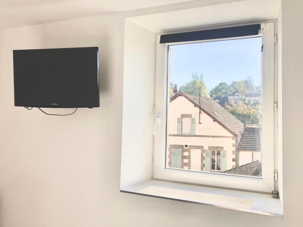 TV a/nebo společenská místnost v ubytování Studio indépendant confortable
