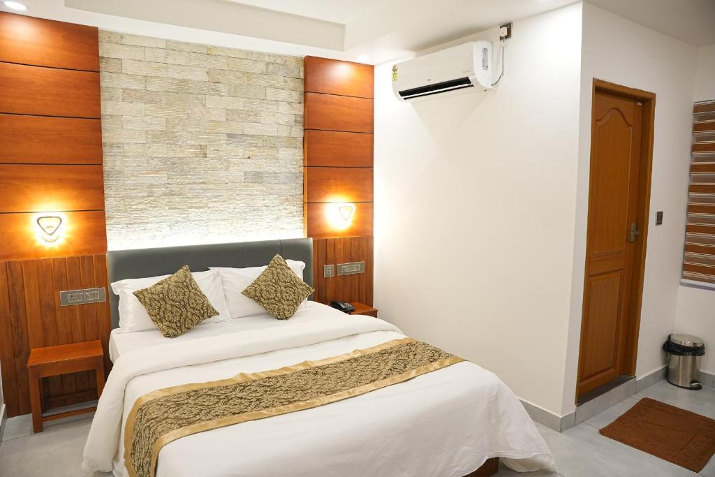 Postel nebo postele na pokoji v ubytování Silverstone Inn